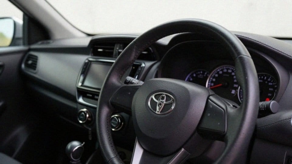 Jak zresetować wskaźnik paliwa w Toyocie Yaris?